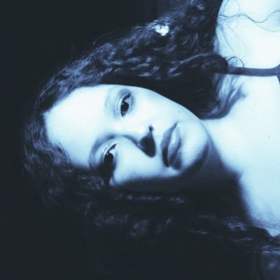 sou compositora logo tenho licença poética pra ser doida. escute meu EP “baixas expectativas” :)