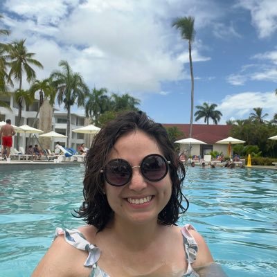 PantuflitaRota's profile picture. Profesional en Política y RRII. Abogada. 
Especialista en Resolución de Conflictos y derecho del trabajo.  
Alérgica a las mordidas de los Zombies.