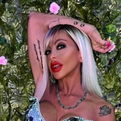 Collezionista di fallimenti. Regina incontrastata della sfiga. Calamita dei casi umani. Politicamente scorrettissima.