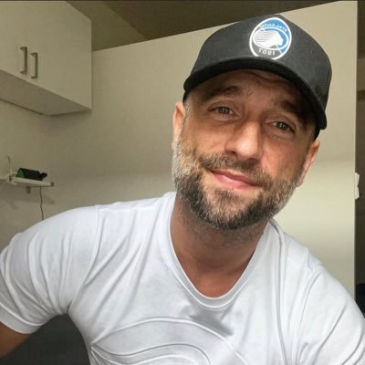 Love all kind of hobbies ,friendly and lovely too ! Single 42yo 🏳️🌈