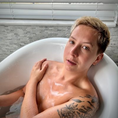 your favorite flirt 🦊 a very slutty and very good boy with an occasional naughty streak⛓️💥 find me in the PNW ❤️🔥 link in bio 💦