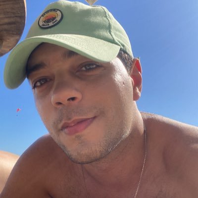 paralelodivisao's profile picture. um comunista contra apologia a pobreza, porque tudo que o trabalhador produz a ele pertence 😎