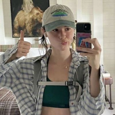 floattoohigh's profile picture. #1 long sleeves stan | lizzygracie survivor