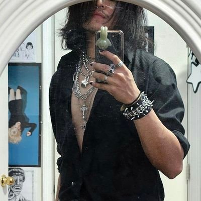 alexxxeazy's profile picture. ♤ 🇲🇽 bi emo college student♤☆◇☆                                          
I hate people and I like manga🤘                            
https://t.co/RaRa7i1kyK