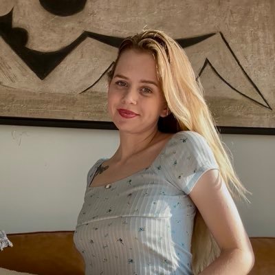 TheMommaLyd's profile picture. Animal rights activist and artist here to connect 💋 Tarot readings, friendly hang outs, art shares | link below ⬇️