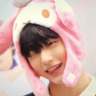 whoscsb's profile picture. probably busy crying over soob & joon