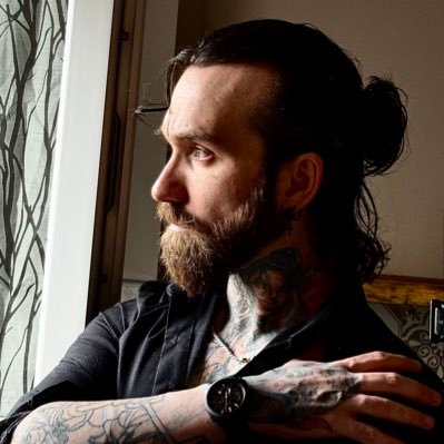 Petit streamer partenaire @twitch : https://t.co/EWUzv9zrHA beaucoup de défaites sur elden ring mais beaucoup de rire aussi ! et 150 k abonnés sur TikTok