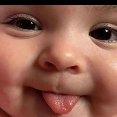 أعيش للناس و بالناس ، وأعطي حتى يمل منى العطاء فهكذا رباني أغلى الرجال 😇