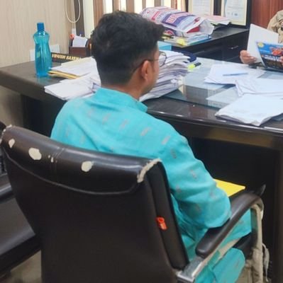 100 % follow back \\ sanatani 🚩 \\ political sarcasm🤣 \\ nation first 🇮🇳// writer 🙏🚩 भाई मैं डेली चेक करता हूं अनफॉलो करोगे तो अनफॉलो हो जाओगे 🙏