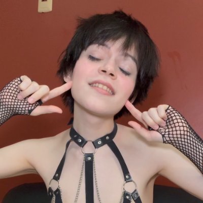 Feminine twink saying “hi” to the internet. I’m really nice, I promise 🖤