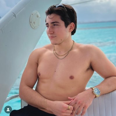 24 años / bisexual / amante de los hetero curiosos🤫 / nudes al dm😈 / no femboys🚫 no travas 🚫
