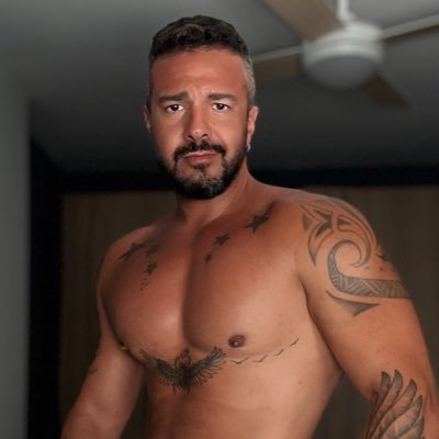 Hombre atractivo y masculino,de intensidad sensual, que disfruta del morbo y se excita con lo prohibido tanto como con el placer de provocar.