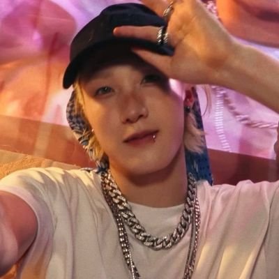 eu ainda leio os meus tweets e ainda concordo com tudo e tenho uma personalidade extremamente pornografica