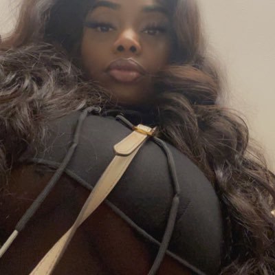 CEO of Juicy Lux LLC and owner of JuicyLuxHair 👉🏽business minds attract 👉🏽get connected ⚫️ ig: @comeseejuicy_ Weave and natural hair specialist