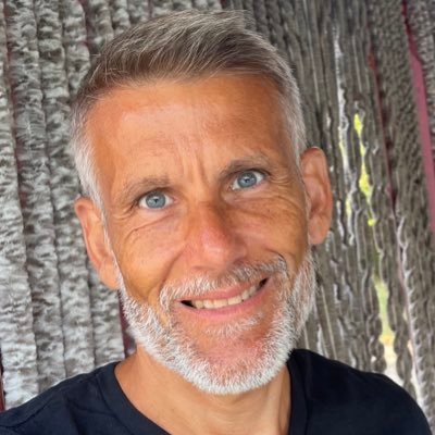j’essaye d’être respectueux dans le tombereau de haine qui circule sur Twitter … j’essaye 😇🌈 … ne pas être d’accord ne veut pas dire être un crétin 🙄
