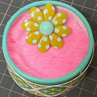 utagawa_toy's profile picture. コンセプチュアルデザイナー／イラストレーター。 公立美術館、大手EC（業務委託）を経て現在はフリーランス。 Vtuber🍬🥨、70年代のおもちゃ🧸、寺社仏閣⛩️が好きです。お問合せはutagawatoy@gmail.com