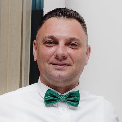 Prodaja i marketing, uglavnom. Trgovac. Visočka škola.