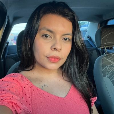 Milionária, linda, estilosa, simpática, preta dos olhos claros, assim é a Rihanna. eu sou Tainah