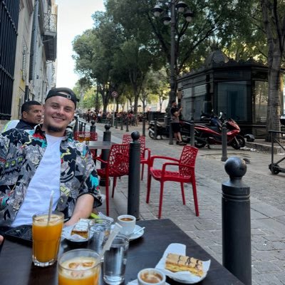 Born in Sarajevo 🇧🇦 raised in Tripoli 🇱🇾 the rest is history. Knowledge, movies, 🎵, BJJ, Judo 🥋and Arsenal obsessed ⚽️ لا تحزن إن الله معنا