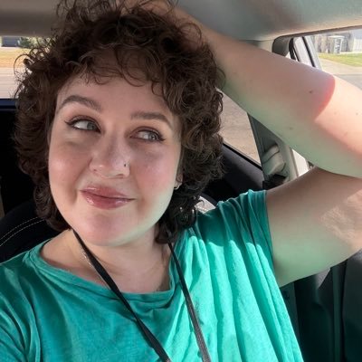 chloë🌱 chaotic good🔥 ragazza rivoluzionaria🗡 she/her🙌🏻 I will feed and radicalize your children🥖