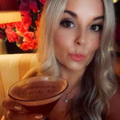 Leo ♌️ 🦁 lover of kindness and positivity 🌈 my sons 👬 rabbits 🐇 , Ducks 🦆, Christmas 🤶 books 📚 Glasgow Rangers⚽️ Coffee☕️ Farmshops 🐄 Travel ✈️ Music 🎶