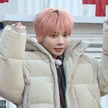 mooonbowo's profile picture. someone please ban me from watching survival shows i know too many people