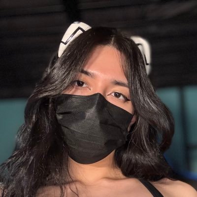 goth latina mommy domme with feet • 23 • petplay • goonette • no TWs • customs open • $5 dm fee for non-moots • 🔞🇲🇽