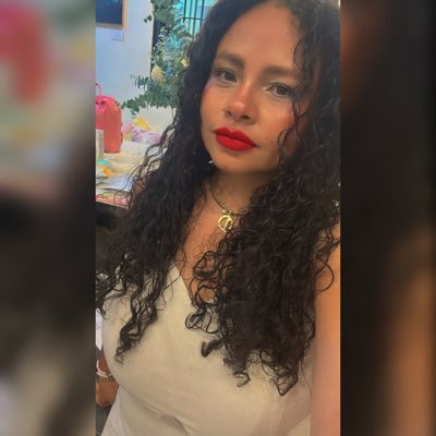 Soy como el limón: amargo, ácido, redondo y muy raras veces dulce... Casi siempre posteo fragmentos de canciones.