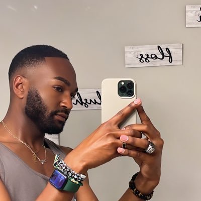 GoldenMuseee's profile picture. 