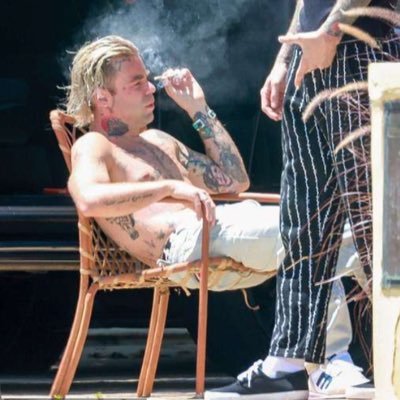 EST 4 Life XX | he/they 🏳️⚧️| 17 | mgk fan since 2012 | safe space 🧷 | @memegunkelly | “…but baby I would die to run”