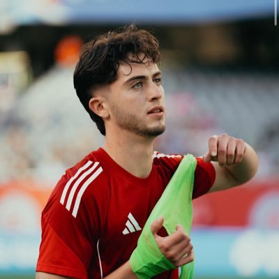 I'm a football fan who posts stuff about football related content!