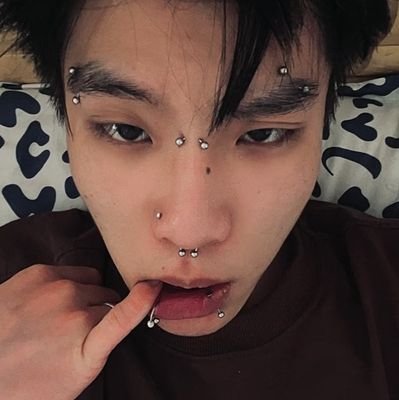 pai de pet, tatuador, body piercing e caçador de oni nas horas vagas