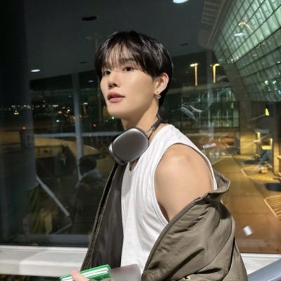 k1ttybaewon's profile picture. comiendo donuts calentitos con chris 🥢 y echando de menos a baejin :'(