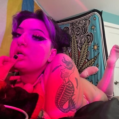 SATIVA RAYE’S OFFICIAL FART PAGE 💨 | 22 | pansexual | main acc @_urgaystonergf | subscribe to my fansly for more fart content + more !!!