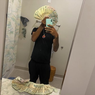 ah up a roll on a hoe that call me broke🤭🤑😅🤷🏾♂️