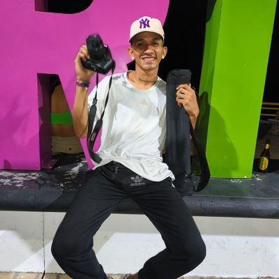experto en sacar sonrisas, humilde y sencillo. transmitir alegría. licenciado en sacarle humor a todo. sigueme te daré buenas alegrias. loco, humilde, y real.