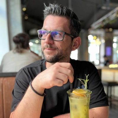 Laszlo_Veisz's profile picture. IT-s, gamer, úgyhogy minden oldalról kocka, aki néha (többnyire) cinikus, Drum & Bass addict, és pár havonta egy-egy mix formájában meséli el az életét.