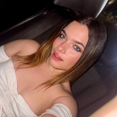 Soy Pao, 22 años 💋 petite, bi 🌈 y ninfómana 🔥 en el SW con mi prometido @DaniDomSW. Me prenden los tríos, inter full, singles y gang bangs 😈 NO contesto MD.