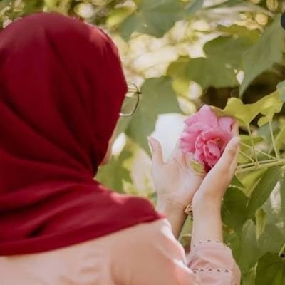 Amina_kh01's profile picture. Happiness is great gift of God