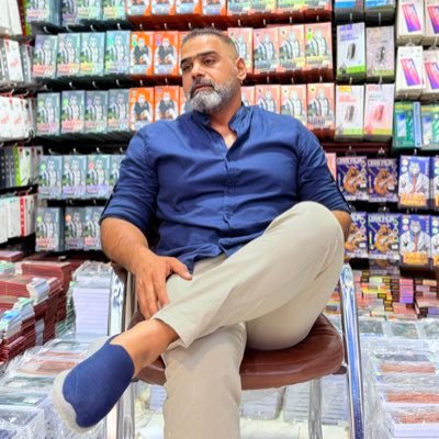 مهتم بالشأن العراقي ولسياسي بكلوريوس اللغة الإنجليزية ودرسها في جامعه بغداد كليه التربيه ابن الرشدأيضاً حقوقي ورجل قانون درس القانون في جامعه الامام جعفر الصادق