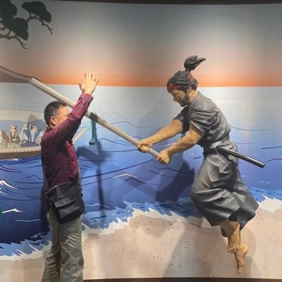 普通の会社員。趣味は似顔絵描き。