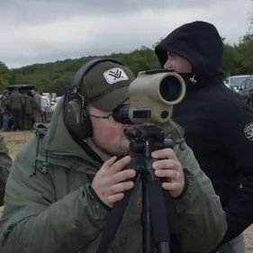 Je suis un instructeur de tir certifié avec des années d'expérience dans la formation d'amateurs et de professionnels. En plus d'un coaching personnalisé, je pr