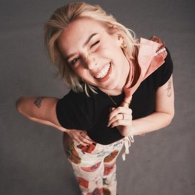 pochacc0urt's profile picture. born in the middle of pride month i really had no chance