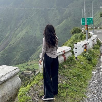 heyits__Aksha's profile picture. small town girl in a big arcade 🍁
       ~20