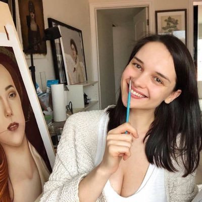 Ich bin Elisa, Malerin und Bildhauerin. Ich male auf aufeinanderfolgenden schichten transparenten materials