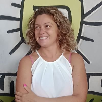 Política,conductora en la 90.7 FM Panic Show ,anti k y anti comunista,provida, mamá de tres, Técnica agropecuaria recibida.