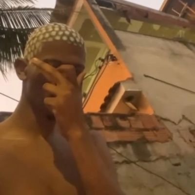 Hoje o sol não brilhou, os pássaros não cantaram, os risos se calaram e as lágrimas rolaram em meu rosto. Meu coração sofre em silêncio. Amo vcs 😥🥀