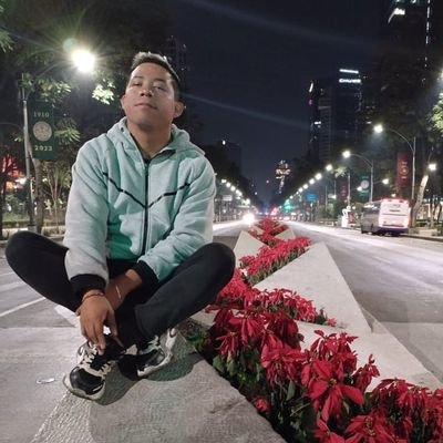 YeshuaCruzRivas's profile picture. Soy blanco, negro, agua, fuego y tempestad
Soy un péndulo entre luz y oscuridad
Flotando voy