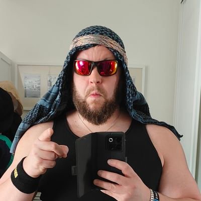 Lähihoitaja, turvallisuusalan ammattilainen ja ylioppilas. @helsinginpersut @persut KV ja EKV listalta löytyvä karvanaama. 
-Twiitit omaa viihdettä.-