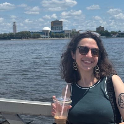 collme_maybe's profile picture. she/her